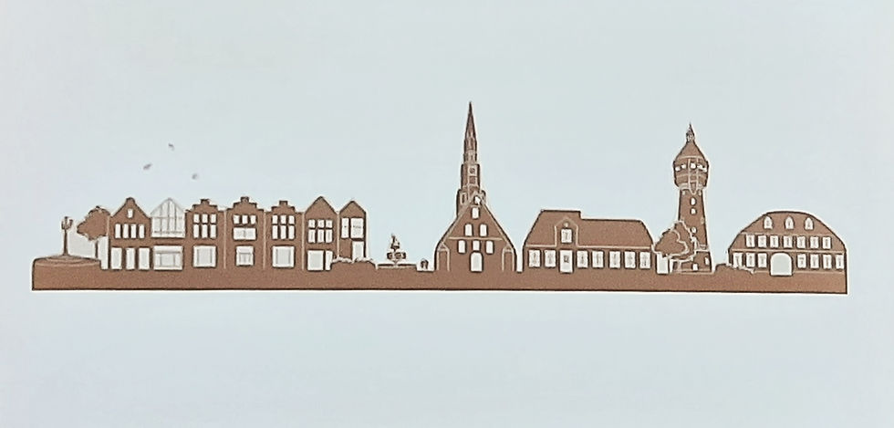 Illustration der Skyline von Heide mit stilisierten Gebäuden, darunter Kirche, Wasserturm und historische Häuser – gezeigt in einer Diashow beim Neujahrsempfang der Schausteller:innen.