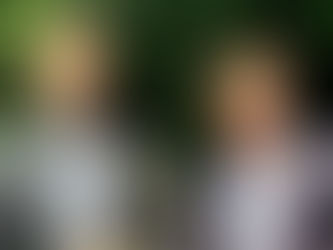 Oliver Schmidt-Gutzat überreicht Ministerpräsident Daniel Günther bei dessen Besuch in Heide ein Glas Rathaus-Honig