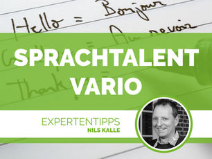 Titelgrafik mit Text "VARIO ist ein Sprachtalent", Porträt von Nils Kalle und mehrsprachigem Schriftbild im Hintergrund.