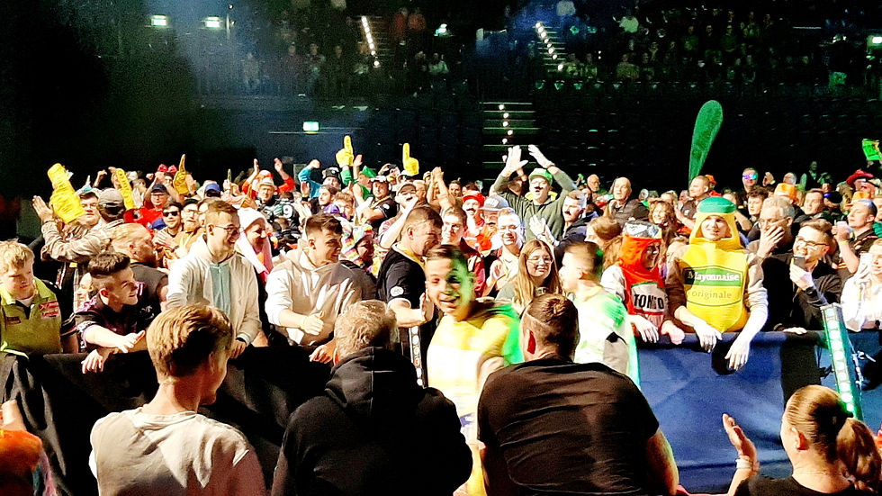 Publikum vor der Buehne bei der Final Session der Baltic Sea Darts Open