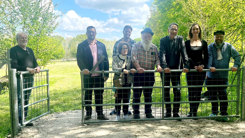 Einweihung des Hundeauslaufplatzes am Fritz-Thiedemann-Ring. Oliver Schmidt-Gutzat (dritter von rechts im Bild) mit Vertreterinnen und Vertretern des Hundevereins.