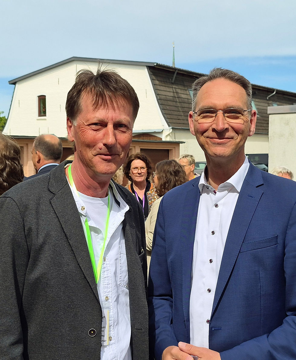 Ulrich Juhl und Oliver Schmidt-Gutzat bei der Jubiläumsfeier der Brücke Dithmarschen vor dem Gebäude der Einrichtung