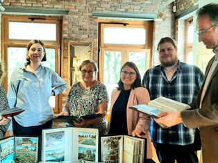 Oliver Schmidt-Gutzat bei der Übergabe der Postkartensammlung von Horst Peters an die Museumsinsel in Heide.