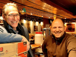 Oliver Schmidt-Gutzat besucht Hans Jürgen Wulfes jun. in dessen Glühweinhütte während des Aufbaus der Heider Winterwelt