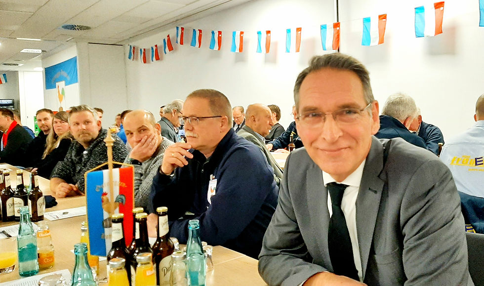 Oliver Schmidt-Gutzat sitzt als Mitglied der Osteregge gemeinsam mit weiteren Teilnehmern bei der Versammlung