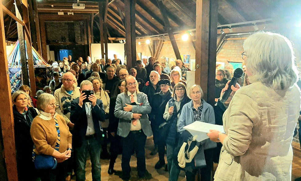 Ina Berg eröffnet die Ausstellung des Künstlerkollektivs WestArt auf der Museumsinsel vor zahlreichen Gästen