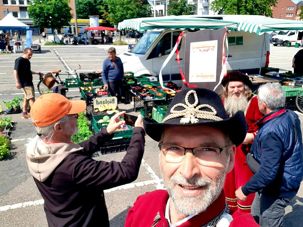 Werbetour für den Heider Marktfrieden 2025 auf dem Wochenmarkt in Kiel mit Marktständen und Besuchenden.