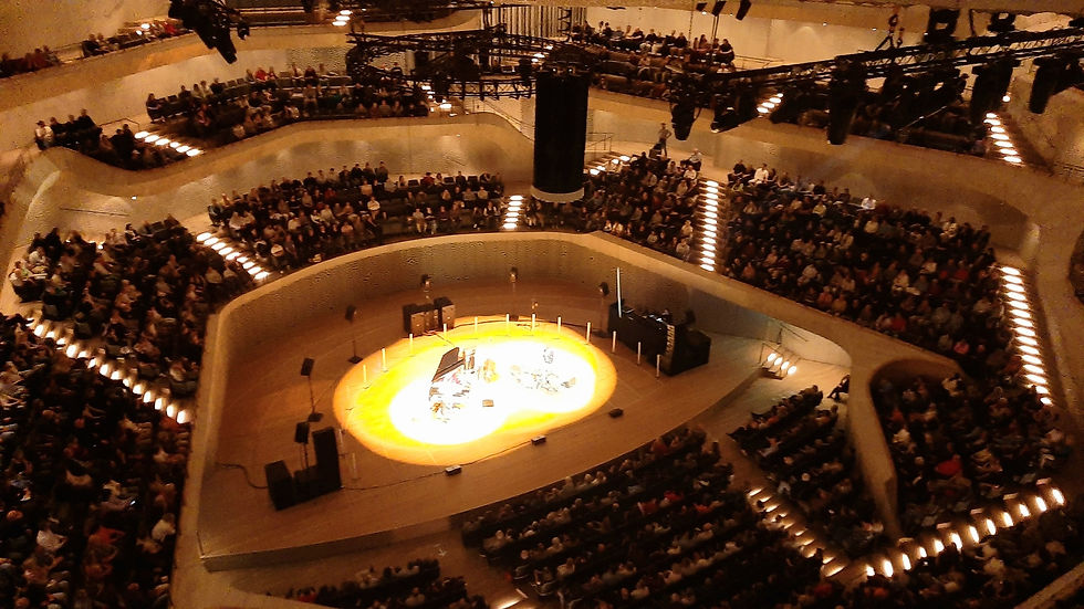 Konzert in der Elbphilharmonie Hamburg, Blick in den beleuchteten Konzertsaal mit Publikum und Bühne.