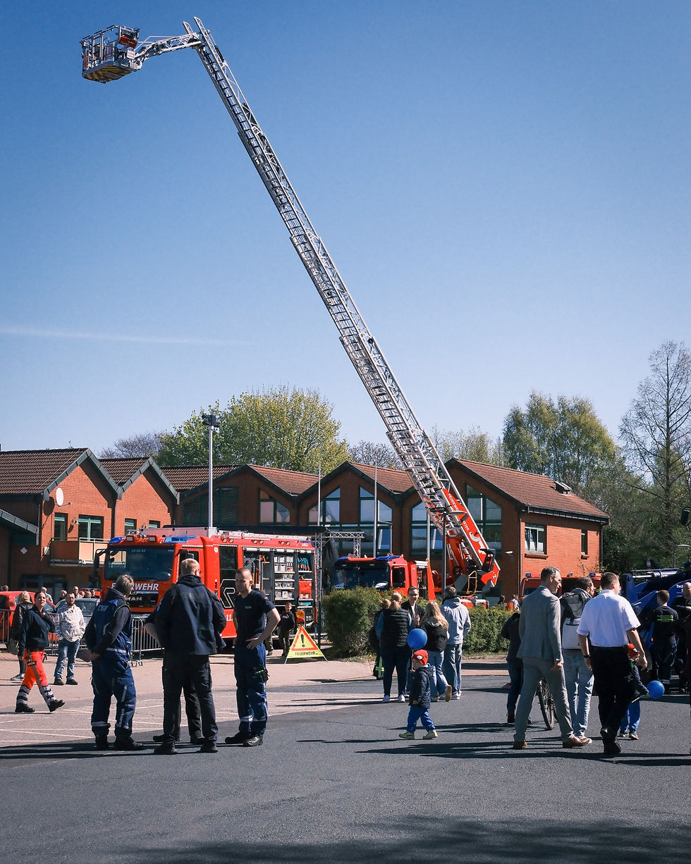 Drehleiter der Feuerwehr vor Fahrzeugen und Besuchern beim Tag der offenen Tür am Kirchspielsweg