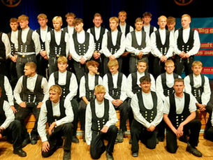 Gruppenfoto von Handwerkslehrlingen auf einer Bühne bei der zentralen Einschreibungsfeier im Elbeforum in Brunsbüttel