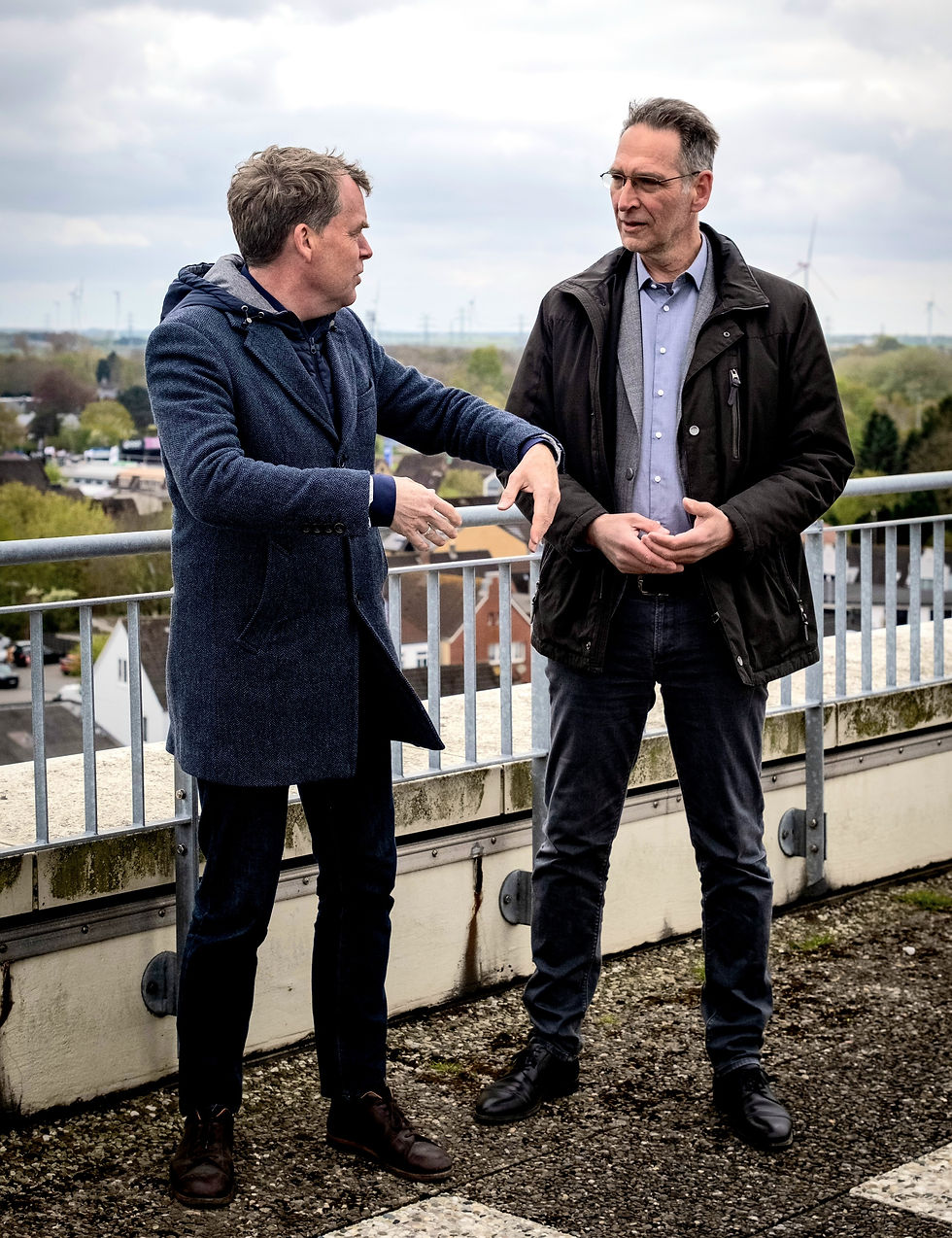 Ulf Kämpfer und Oliver Schmidt-Gutzat im Gespräch auf einer Dachterrasse mit Blick über Heide