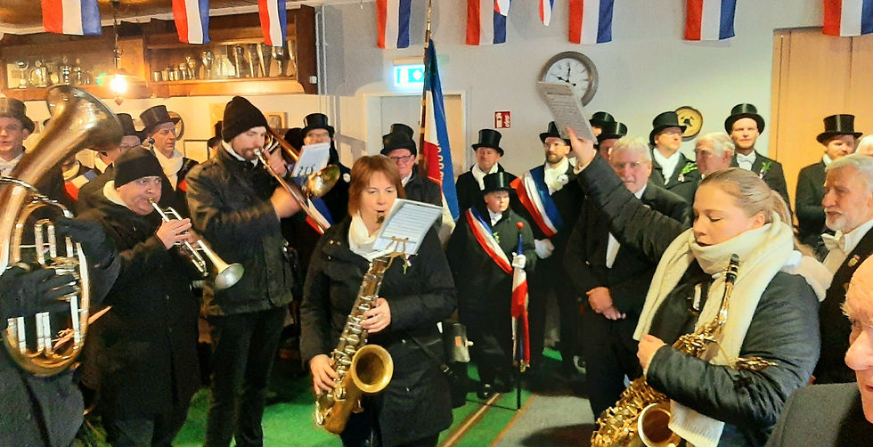 Musikzug begleitet die Peter-Bur-Feierstunde der Süderegge im MTV-Sportheim in Heide. Musikerinnen und Musiker tragen Uniform und sorgen für Stimmung.