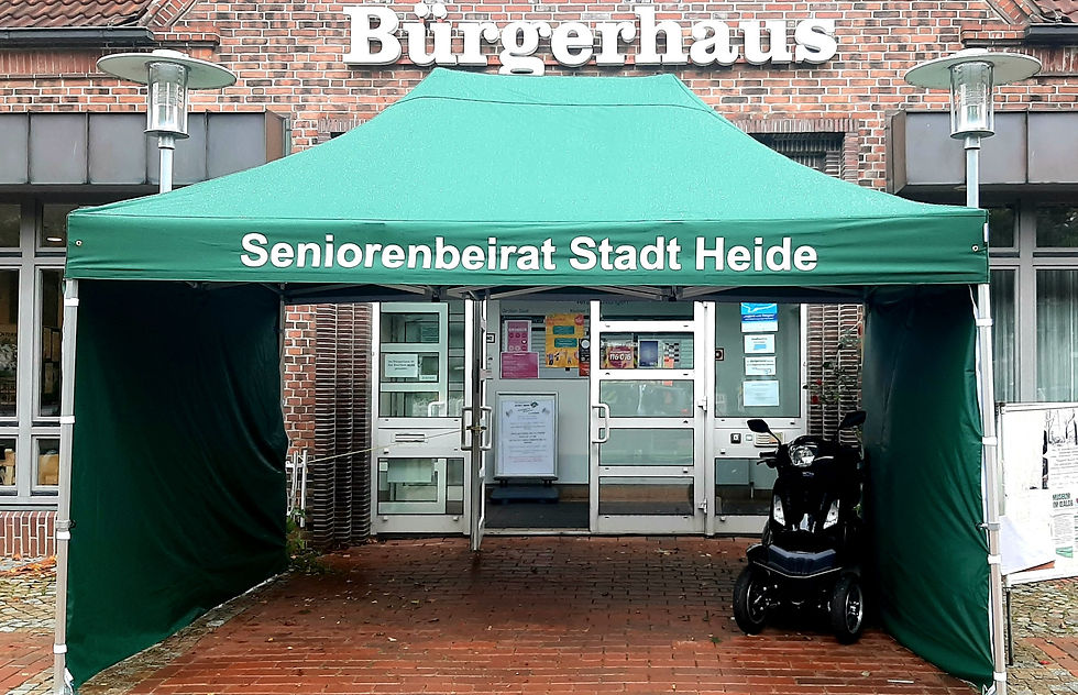 Grünes Zelt des Seniorenbeirats Heide vor dem Bürgerhaus beim Tag der älteren Generation, unterstützt vom AWO und dem Lokalen Bündnis für Familie.