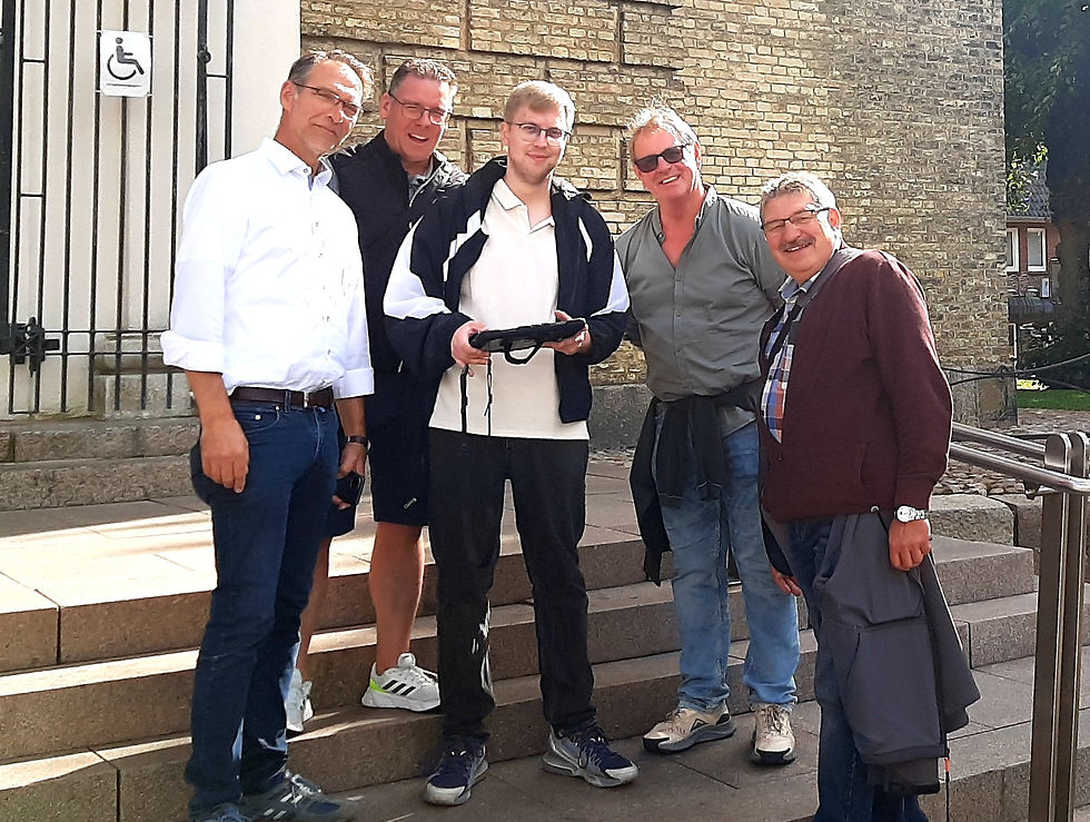 Gruppe von Teilnehmenden beim Betriebsausflug nach Husum 2025, Oliver Schmidt-Gutzat mit Kolleg:innen bei einer Stadtrallye.