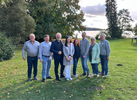 Vorstandsmitglieder der SGK Schleswig-Holstein bei der Klausurtagung in Malente vor dem Kellersee.