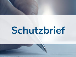 Hand unterschreibt ein Dokument – Symbolbild für Schutzbrief und vertragliche Absicherung bei Caravan und Wohnmobil