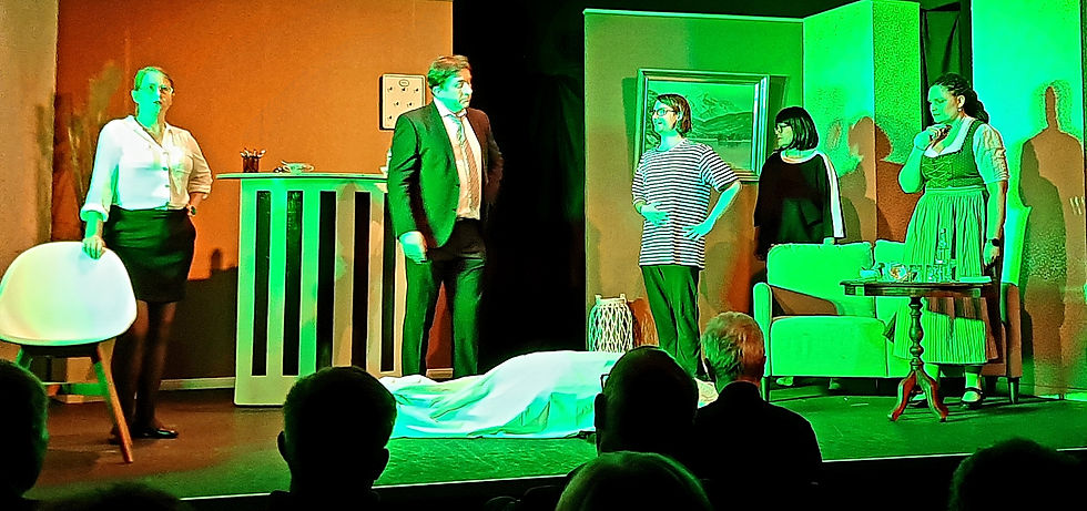 Aufführung des Stückes „Ein mörderisches Spiel“ vom VHS Theater Heide im kleinen Saal des Stadttheaters