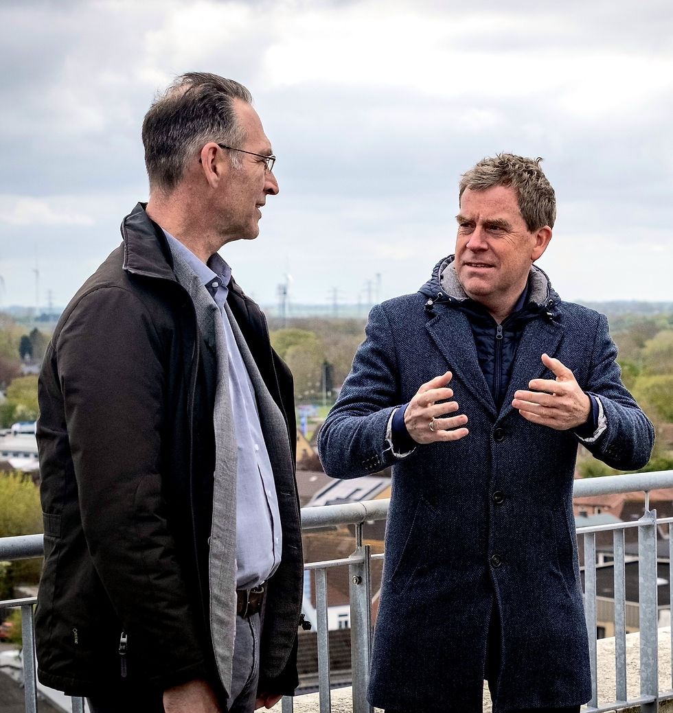 Ulf Kämpfer und Oliver Schmidt-Gutzat sprechen auf dem Rathausdach mit Blick über die Stadt