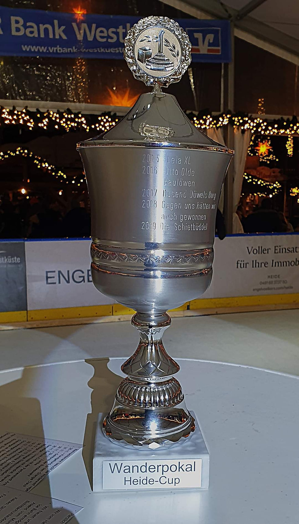 Wanderpokal des Eisstock-Cups wird bei der Eröffnung der Heider Winterwelt in Heide präsentiert