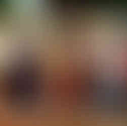 Frauen in historischen Kostümen mit Körben und Gewändern auf der Bühne beim Heider Marktfrieden.