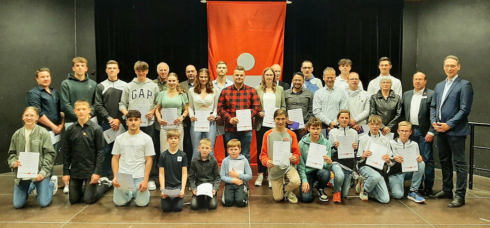 Gruppenfoto der geehrten Heider Sportlerinnen und Sportler des Jahres 2022 bei der Sportlerehrung im Kulturforum des Schulzentrums Heide-Ost