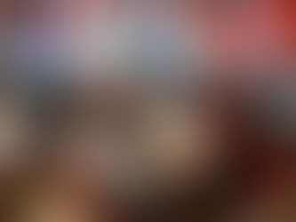 Mitglieder der Süderegge sitzen an Tischen im Versammlungssaal, Fahnen der Eggen hängen an den Wänden während ein Redner vorne steht