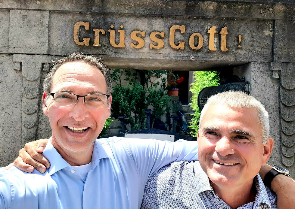 Oliver Schmidt-Gutzat mit Holger Albrich, Bürgermeister von Sachsenheim, beim Wiedersehen nach 25 Jahren in Baden-Württemberg.