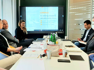 Abstimmungsgespräch mit Vertreterinnen und Vertretern von IHK, Fachhochschule Westküste und VHS zum Thema digitales Lernen in einem Besprechungsraum
