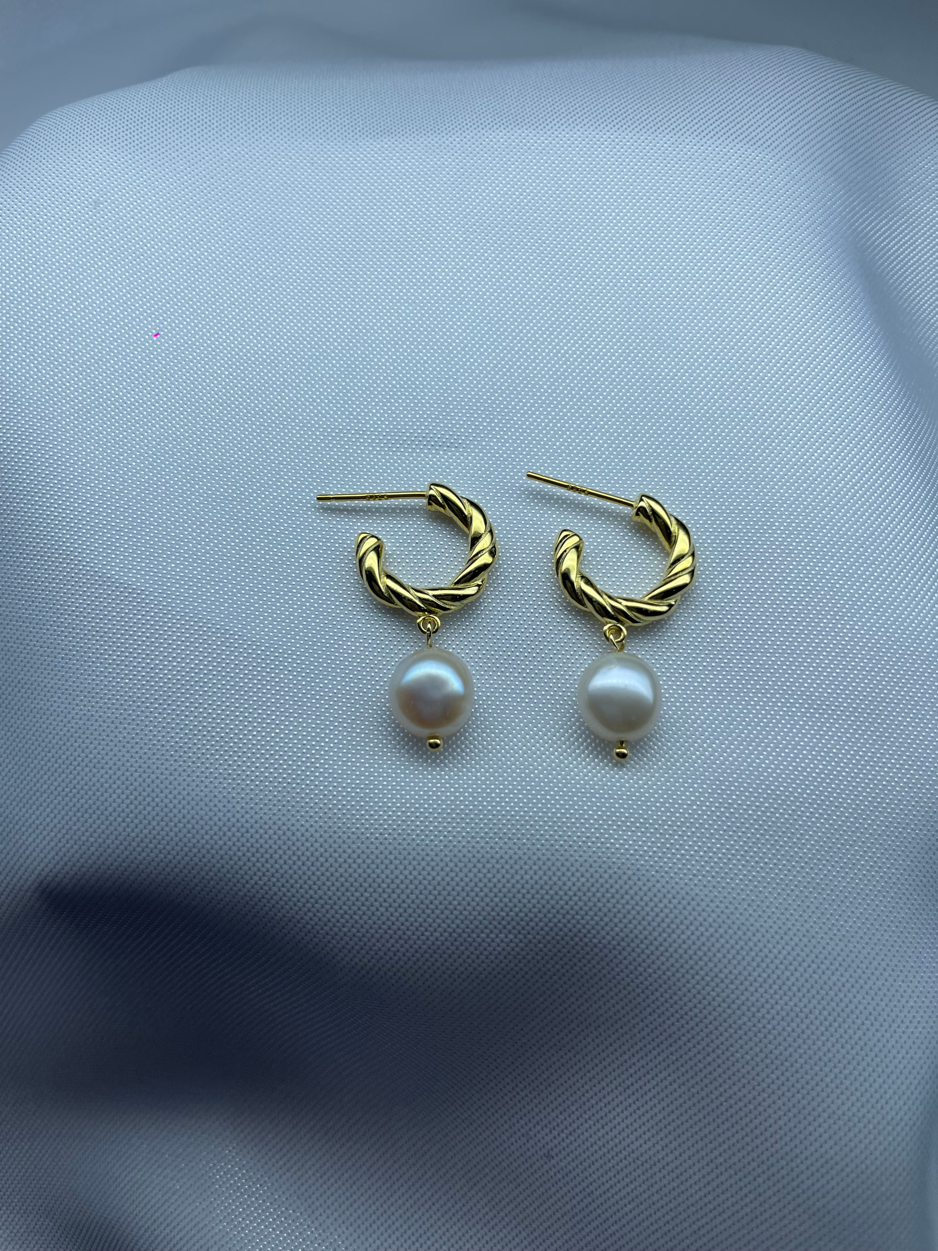 עגילי חישוק מציפוי זהב 14 קראט עם פנינה