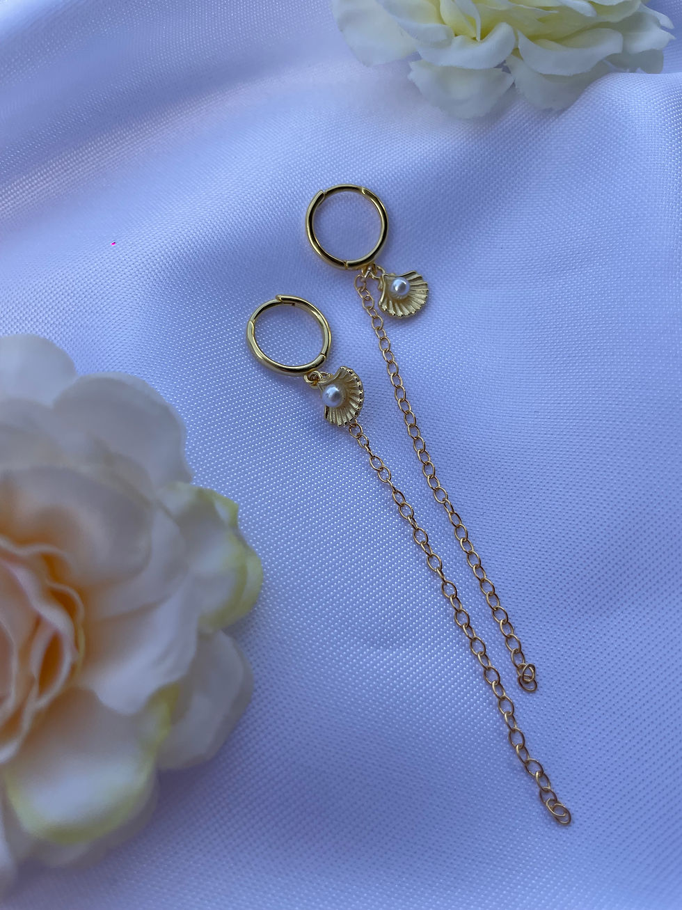 עגילים ארוכים מציפוי זהב 14 קראט עם צדף קטן ובתוכו פנינה