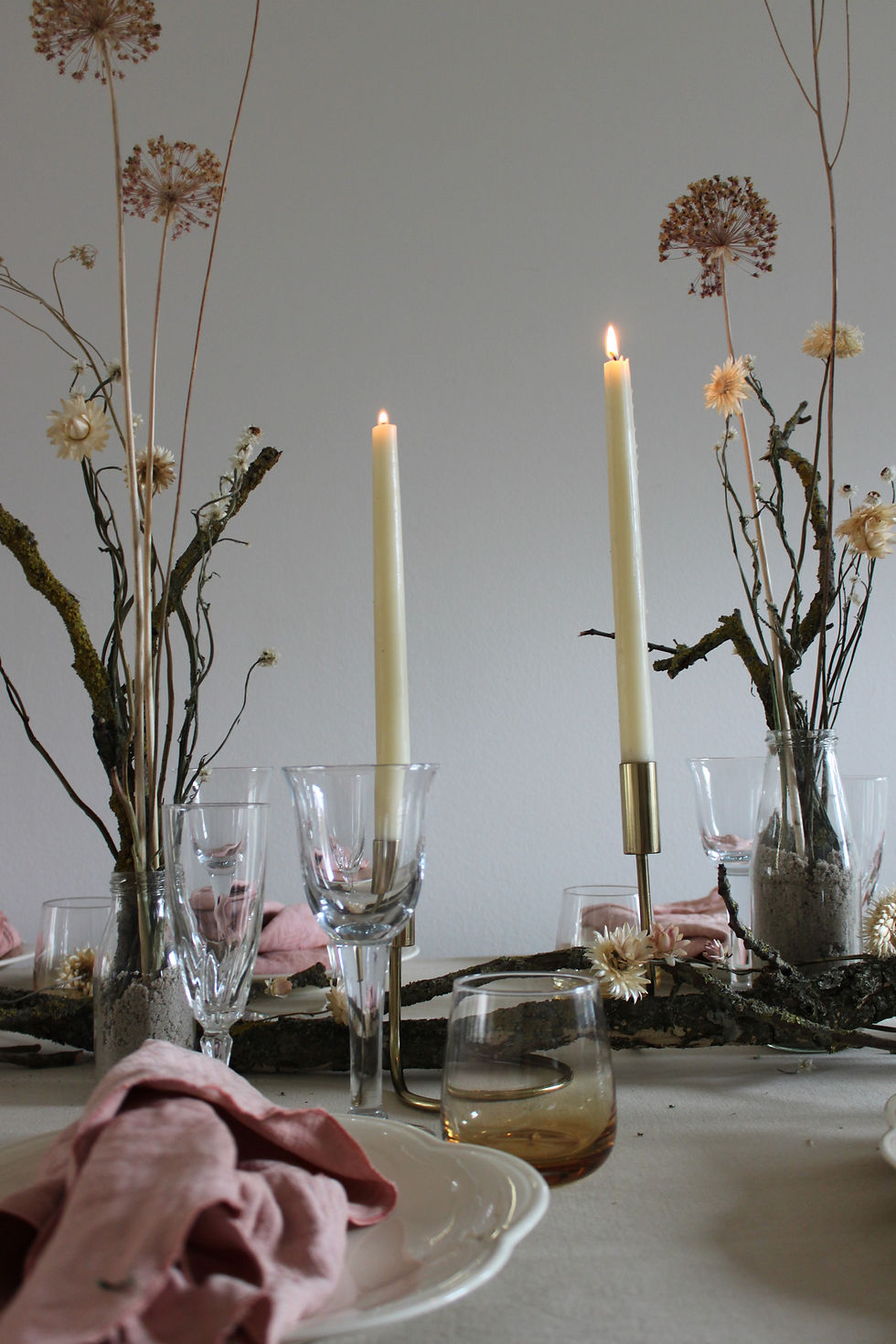 Thumbnail: Et bord med nedfaldsgrene og rustikke blomster