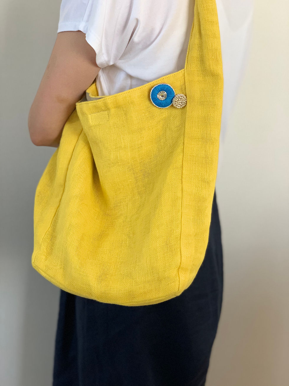 サムネイル： お花の刺繍ブローチとぐるぐるビーズのブローチセット