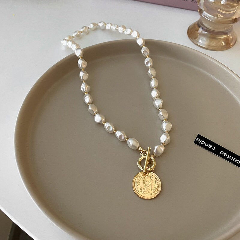 縮圖：Asymmetric Pearl Beaded Necklace, Vintage Gold Medalion OT Necklace | HN1919