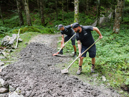 Biker beim bearbeiten des Trails