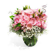 Arranjo com 60 rosas, astromélias, gipso