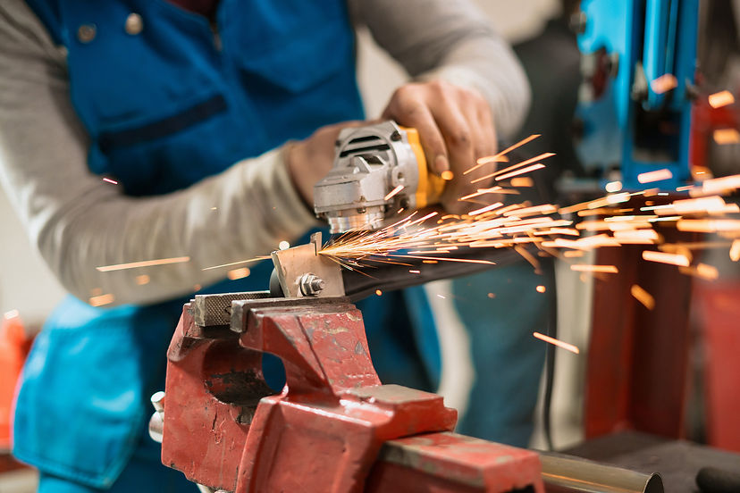 trabalhador-trabalhando-com-um-moedor-circular-em-um-metal-com-faiscas.jpg