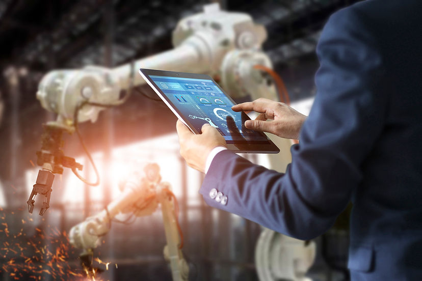 gerente-de-engenheiro-industrial-usando-a-maquina-de-bracos-de-robo-de-verificacao-e-contr