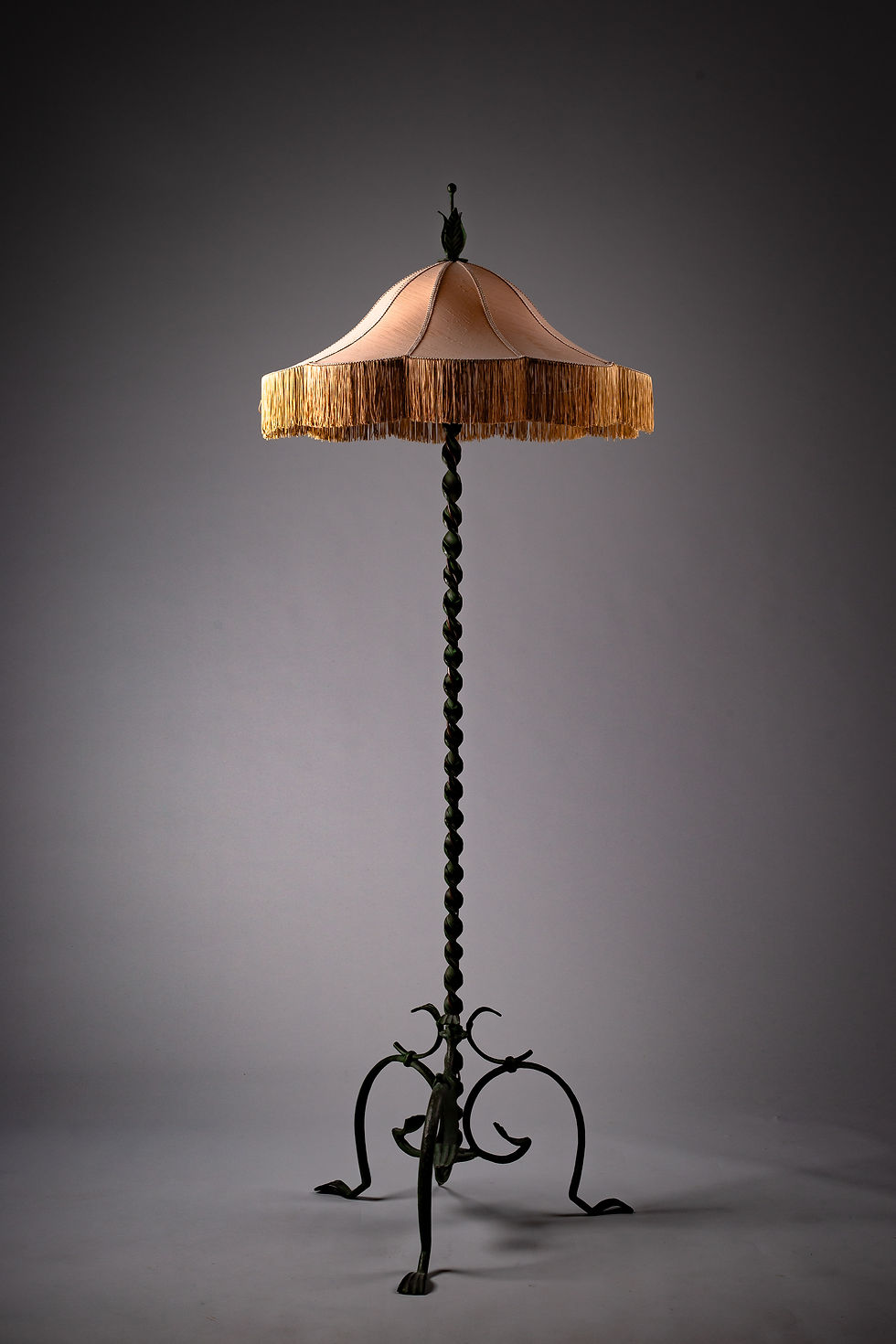 Thumbnail: Taidetakomo Hakkarainen, Finnish 1930s floor lamp