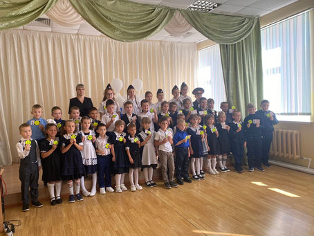 В МБОУ СОШ №1 города Морозовска Ростовской области в рамках Всероссийской недели безопасности дорожного движения прошла акция «Посвящение первоклассников в пешеходы»