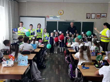 ЮИДовцы Азовского района в начальных классах Задонской СОШ напомнии детям основные правила дорожного движения