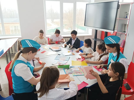 В течение нескольких дней Юидовцы МБОУ Манычской СОШ готовили подарки к Международному женскому дню.