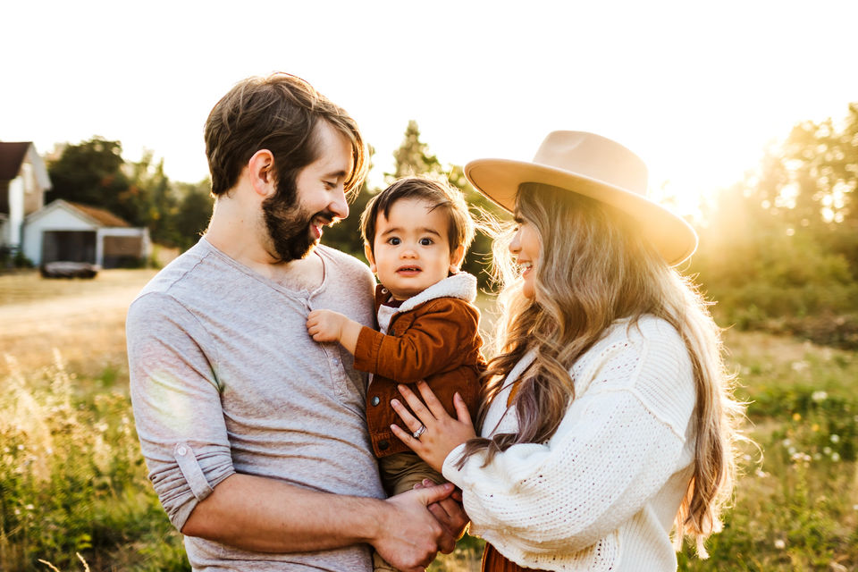 Maternity family photographer Eugene Oregon Maternity photography Springfield OR best top recommended well reviewed rated professional spring summer fall dorris ranch