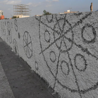 Dibujos y figuras grabados y tallados sobre roca