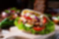 Leckerer Döner Kebab im Fladenbrot mit Salat