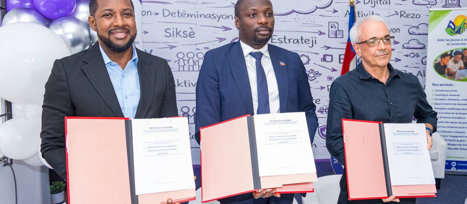 Les représentants de la Fondation Avenir, du Ministère du Commerce et de l’Industrie (MCI) et de l’ESIH présentent les protocoles d’accord signés lors de la cérémonie officielle de lancement d’AyitiLab, un accélérateur d’entreprises technologiques à Port-au-Prince, en Haïti.