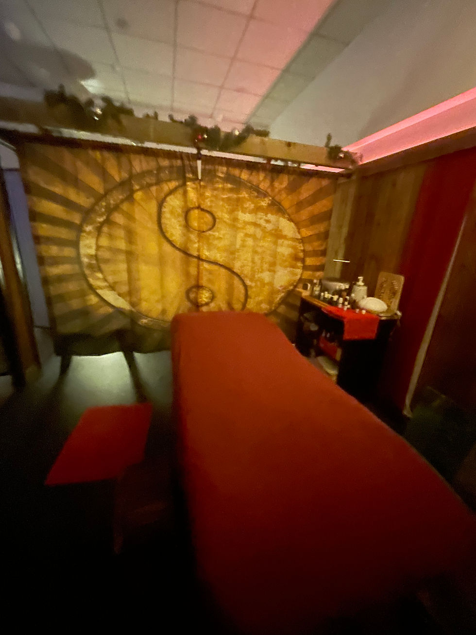 Vue en plongée d'une salle de soin zen avec tatamis et lumière douce