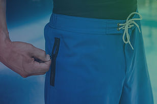 You can put your keys in a secure zipper pocket while training or praying in our short de bain islamique.