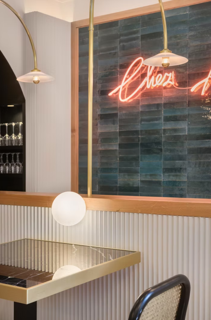 Concevoir l’intérieur d’un restaurant ou d’un hôtel, c’est bien plus que dessiner de beaux volumes : c’est penser l’expérienc