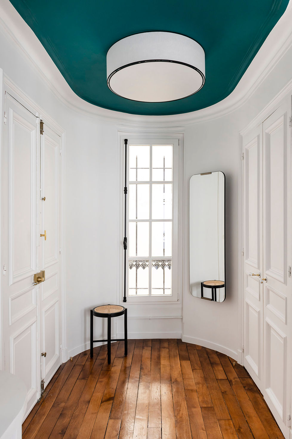 Architecte d’intérieur, je repense et transforme vos espaces de vie avec des solutions sur-mesure, alliant design, confort et