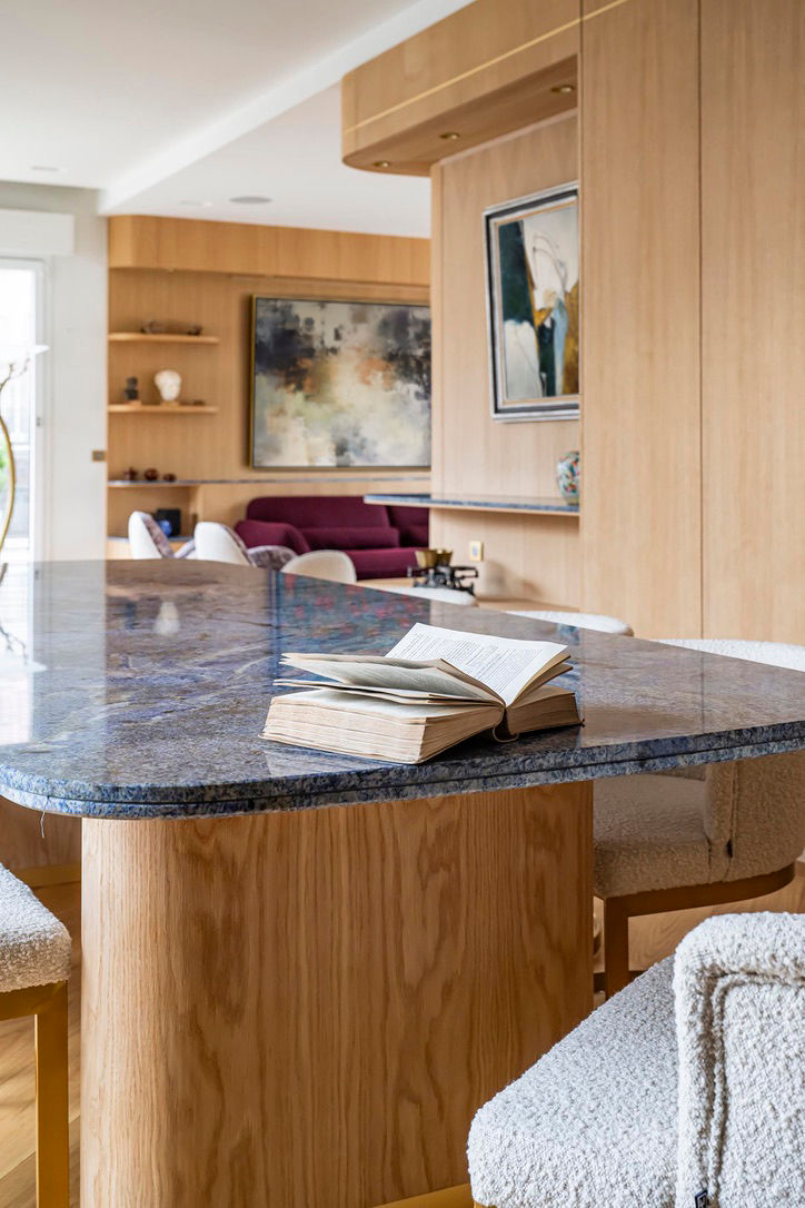 Spécialisée dans la rénovation de biens d’exception, j’interviens sur des appartements haussmanniens, maisons anciennes ou de